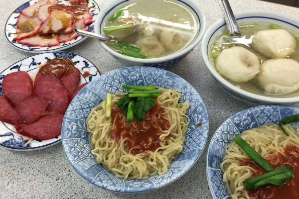 想減肥卻得天天外食，怎麼吃才能避免熱量破表？營養師教你避開3地雷行為，安心吃麵攤