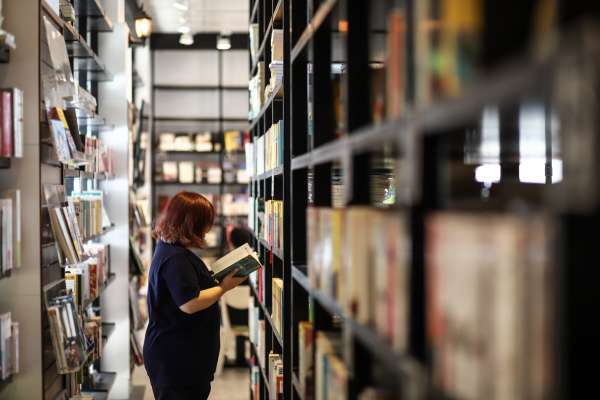 台北絕美「圖書館級」秘境咖啡廳！點杯飲料4萬冊藏書看到飽　堅持虧本也要為社會做一件事