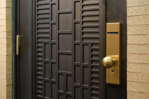 當自己家？婦人強佔鄰居空屋還花大錢裝潢，律師揭她「坐牢+賠償」可怕下場