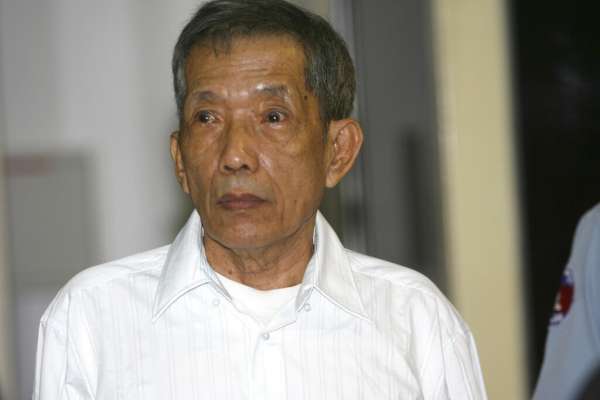 抽乾血液、拔光指甲……他殘殺1萬多條人命！共產政權「赤柬」監獄屠夫康克由，保外就醫不治