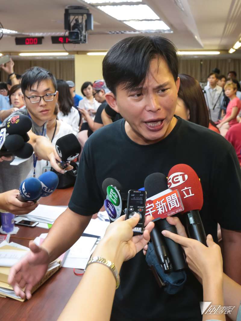 20161027-國民黨立委27日於衛環委員會與民進黨立委發生激烈推擠衝突,時代力量立委黃國昌於推擠後受訪。(顏麟宇攝) 20161027-國民黨立委27日於衛環委員會與民進黨立委發生激烈推擠衝突,時代力量立委黃國昌於推擠後受訪。(顏麟宇攝)