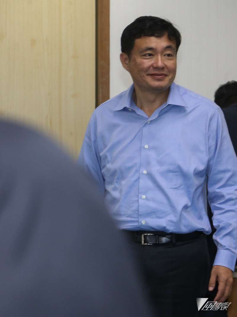 20170621民進黨中常會.會前一度以看板遮檔.秘書長洪耀福了解有「中央擋布」之嫌.指示推開.(陳明仁攝)