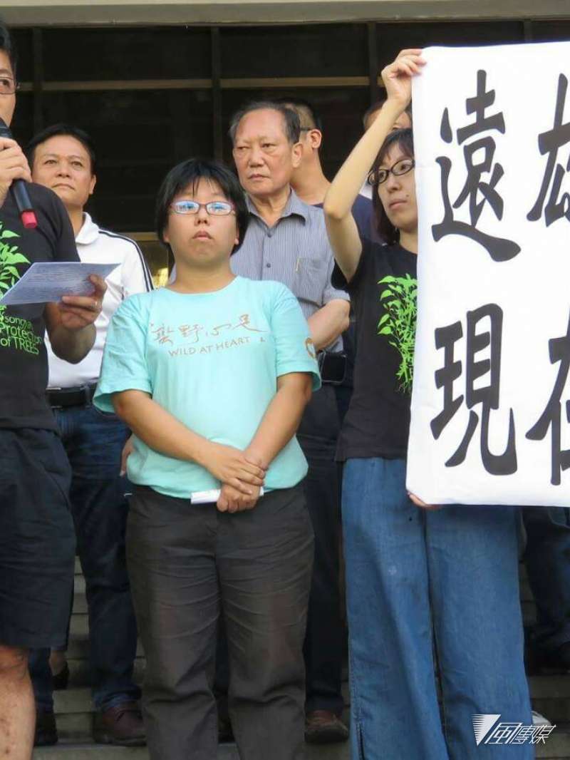 松菸護樹團體3日在北檢外舉行記者會,聲援被告志工。(松菸護樹提供) 松菸護樹團體3日在北檢外舉行記者會,聲援被告志工。(松菸護樹提供)