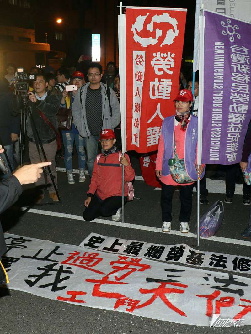 2017-11-23-立法院社衛環委員會審查勞基法修正草案,勞團入夜後於場外持續抗爭、舉行短講03。(蘇仲泓攝) 2017-11-23-立法院社衛環委員會審查勞基法修正草案,勞團入夜後於場外持續抗爭、舉行短講03。(蘇仲泓攝)
