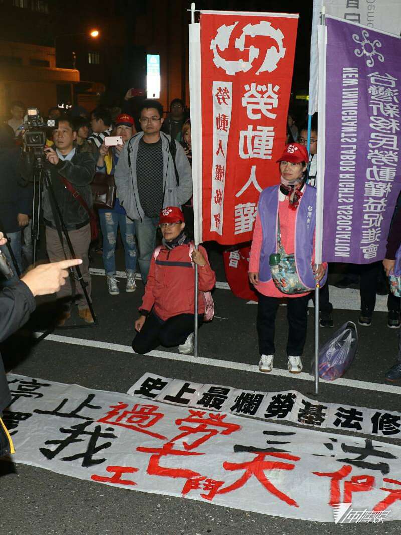 2017-11-23-立法院社衛環委員會審查勞基法修正草案，勞團入夜後於場外持續抗爭、舉行短講03。（蘇仲泓攝）