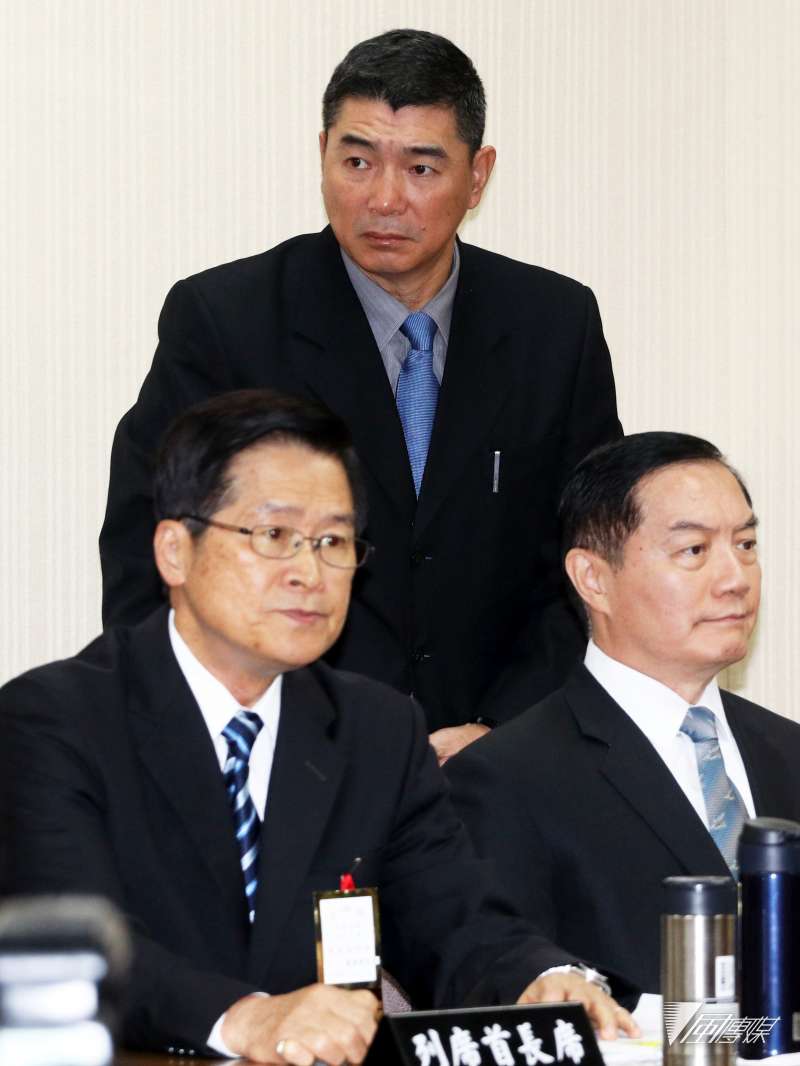 20190224_如果最後由陸軍司令王信龍上將出任參謀總長,副總長執行官陳寶餘上將(後,站立者)則可能接下陸軍司令。(資料照,蘇仲泓攝) 20190224_如果最後由陸軍司令王信龍上將出任參謀總長,副總長執行官陳寶餘上將(後,站立者)則可能接下陸軍司令。(資料照,蘇仲泓攝)