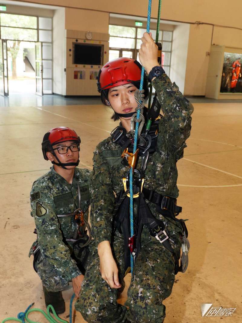 20190603_在特22連擔任副連長的湯銘安中尉(前),認為散木團隊不同繩索技巧,能幫助官兵演訓和搜救時更安全也更有效率。(蘇仲泓攝) 20190603_在特22連擔任副連長的湯銘安中尉(前),認為散木團隊不同繩索技巧,能幫助官兵演訓和搜救時更安全也更有效率。(蘇仲泓攝)