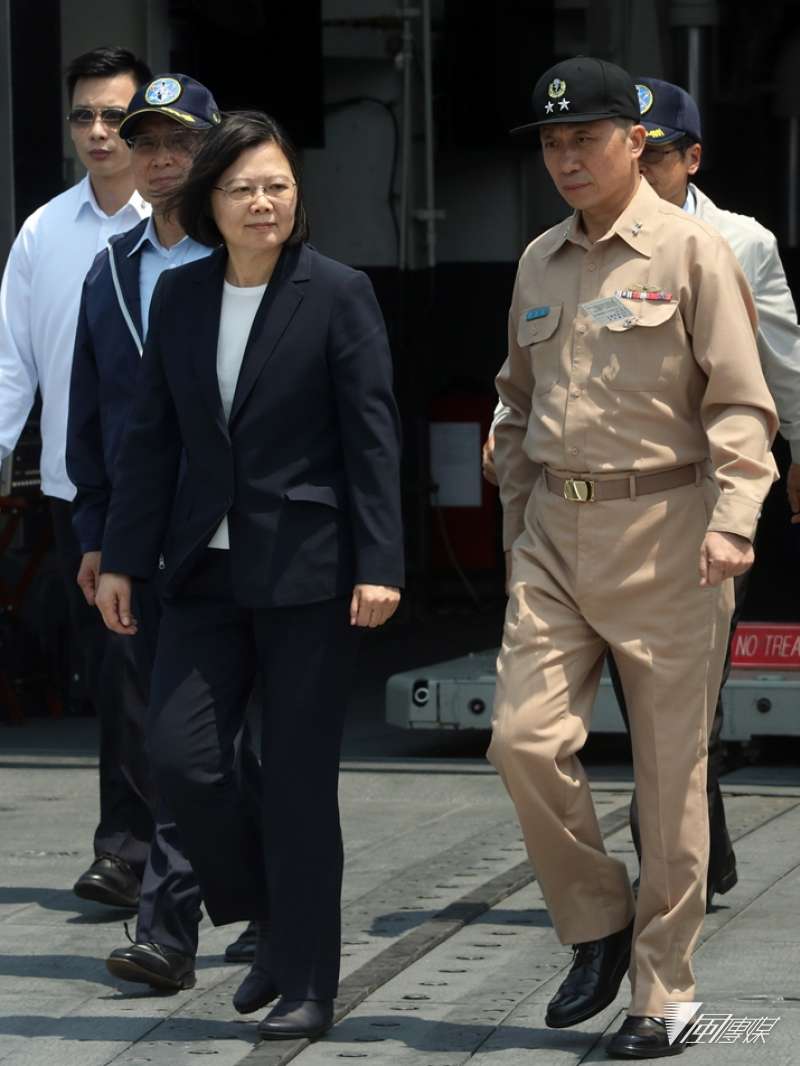 20190728-蔡政府上任後啟用的第一位侍衛長是海軍出身的劉志斌(右),劉卸下侍衛長職務後,先後任海軍艦指部指揮官、海軍副司令等職,如今已升任副總長執行官,官拜上將。(蘇仲泓攝) 20190728-蔡政府上任後啟用的第一位侍衛長是海軍出身的劉志斌(右),劉卸下侍衛長職務後,先後任海軍艦指部指揮官、海軍副司令等職,如今已升任副總長執行官,官拜上將。(蘇仲泓攝)