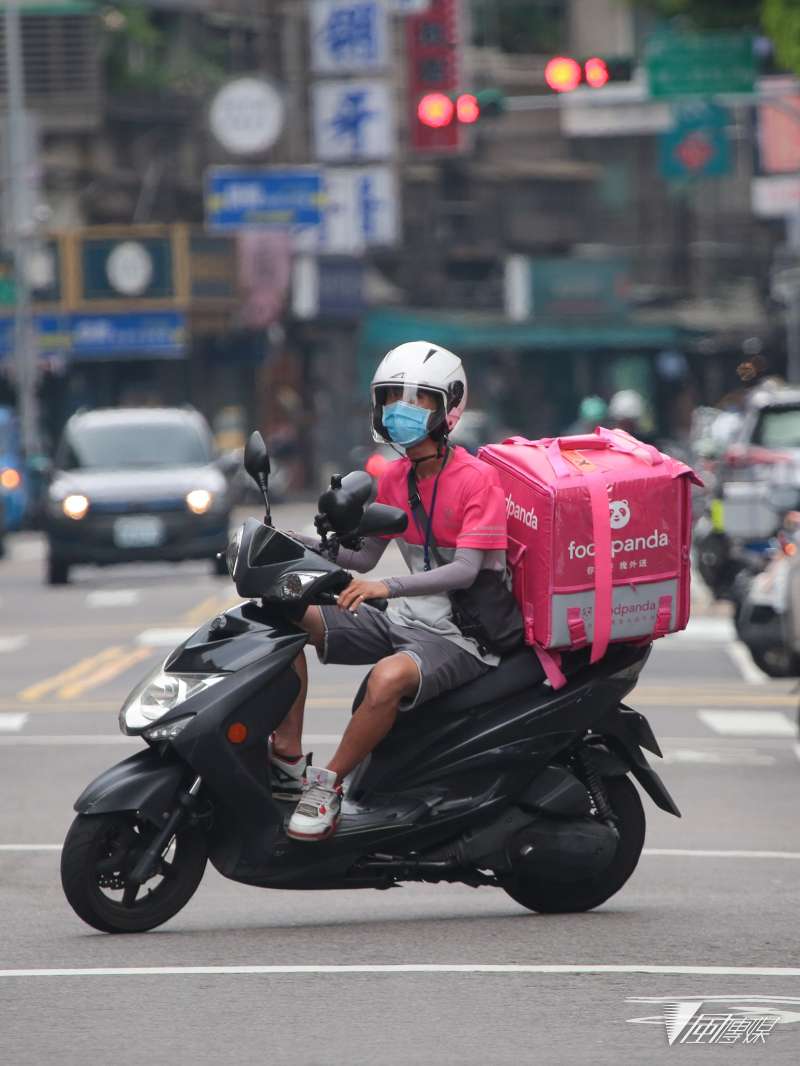 20210526-外送員,街道人車稀少。(顏麟宇攝) 20210526-外送員,街道人車稀少。(顏麟宇攝)