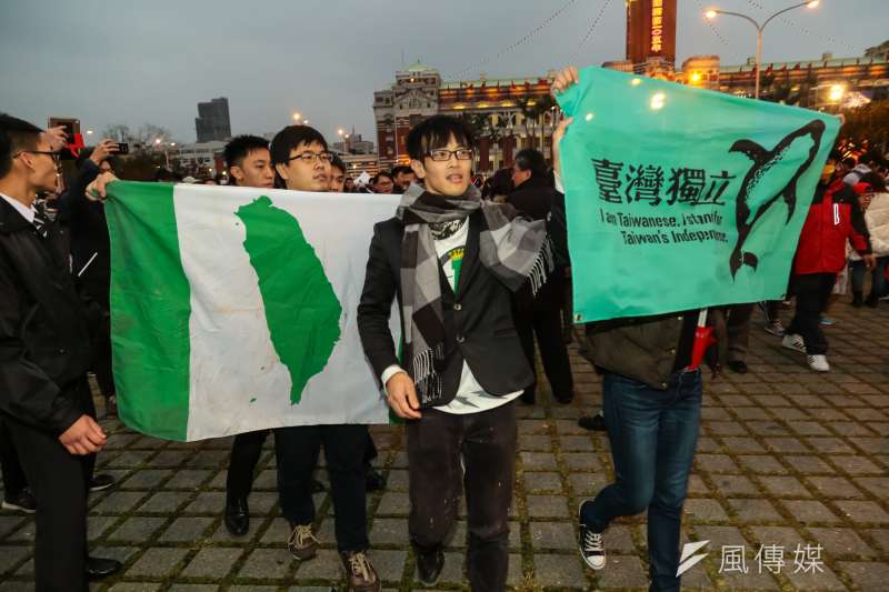 台獨人士持民進黨旗到凱道高呼台灣獨立。(顏麟宇攝)