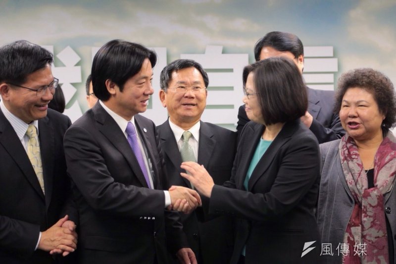 台南市長賴清德(左)在南部被稱為「賴神」,深受民眾歡迎,也是黨主席蔡英文的副總統人選之一,自認不敢評論民進黨副總統人選。(資料照,楊子磊攝)