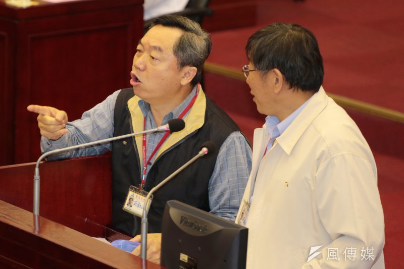 北市府參事兼2017世大運副執行長邱大展(左)7日請辭,但市長柯文哲並未批准,也表達挽留之意。(資料照,余志偉攝)
