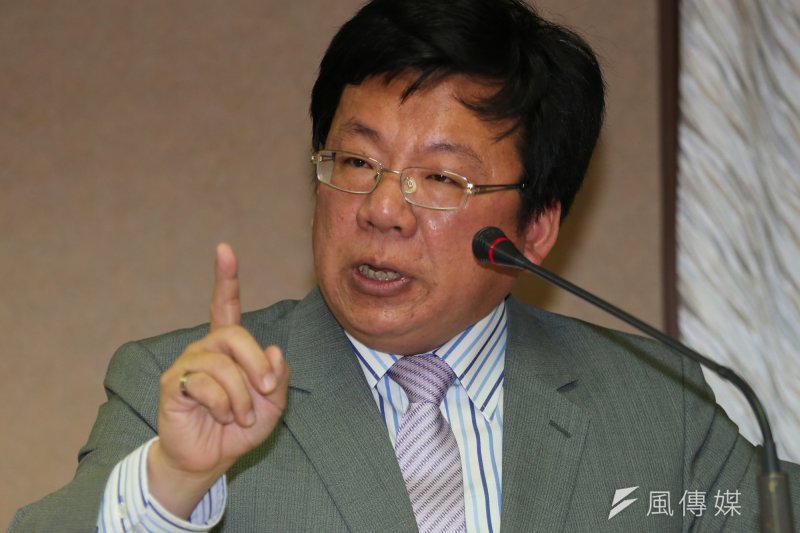 民進黨立委李俊俋質詢中選會,有關朱立倫辭新北市長再參選問題。(余志偉攝)