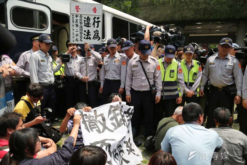 圖為2014年苑裡反瘋車自救會衝入經濟部。（資料照，余志偉攝）