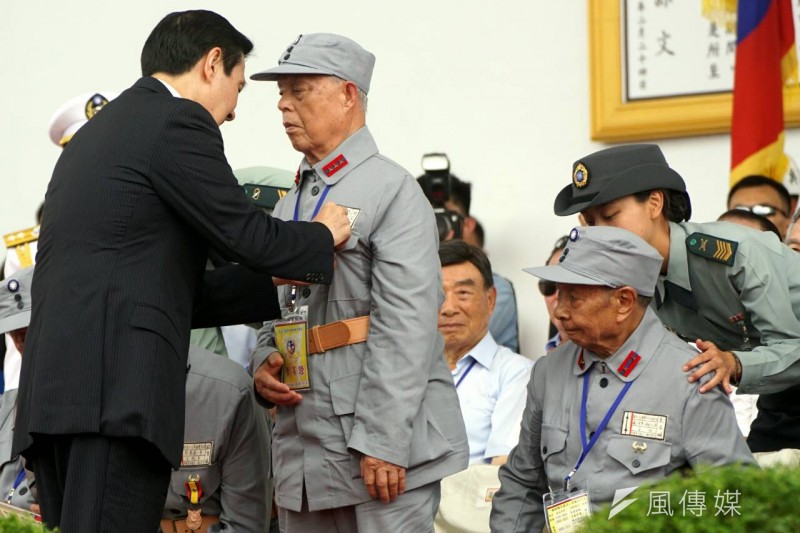 抗戰70周年國防戰力展示,馬總統慰勉抗戰老兵(蘇仲泓攝) 抗戰70周年國防戰力展示,馬總統慰勉抗戰老兵(蘇仲泓攝)