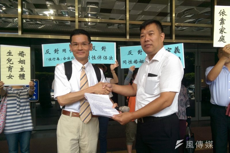 護家盟27日到法務部前,對同性伴侶法表達不同看法。(郭昱宏攝)