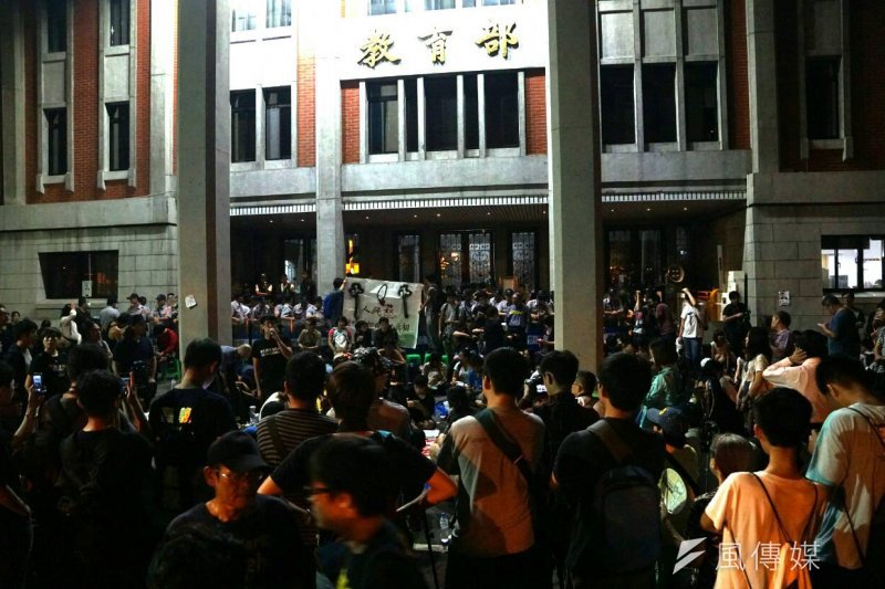 20150731-反課綱學生衝教育部,清晨5點持續佔領教育部廣場-蘇仲泓攝 20150731-反課綱學生衝教育部,清晨5點持續佔領教育部廣場-蘇仲泓攝