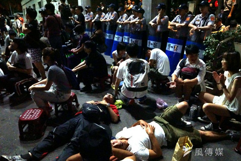 20150731-反課綱學生衝教育部,清晨5點學生體力不支,仍持續佔領教育部廣場-蘇仲泓攝 20150731-反課綱學生衝教育部,清晨5點學生體力不支,仍持續佔領教育部廣場-蘇仲泓攝