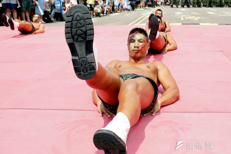 海軍陸戰隊兩棲偵搜大隊的蛙人,頂著烈日示範標準的蛙人操。(蘇仲泓攝) 海軍陸戰隊兩棲偵搜大隊的蛙人,頂著烈日示範標準的蛙人操。(蘇仲泓攝)