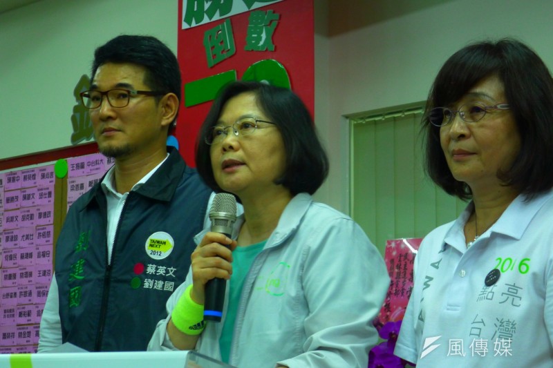 民進黨黨主席蔡英文7日晚正式回應馬習會,左為立委劉建國,右為前雲林縣長蘇治芬。(林瑋豐攝)