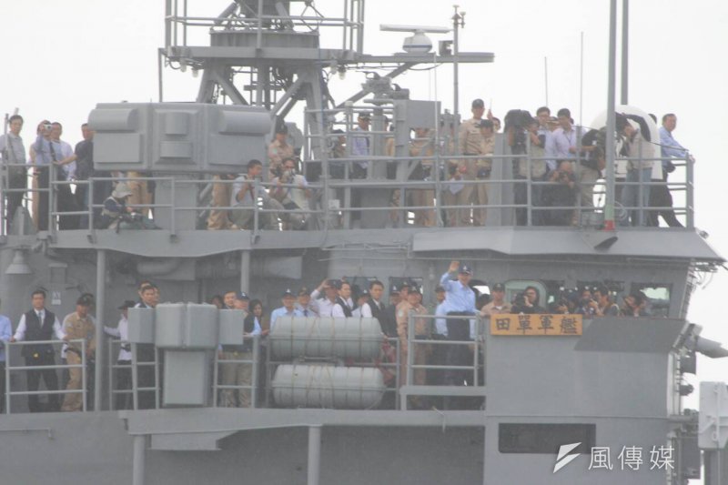 國軍聯合海巡署護漁操演,馬總統搭乘田單艦(葉信菉攝) 國軍聯合海巡署護漁操演,馬總統搭乘田單艦(葉信菉攝)