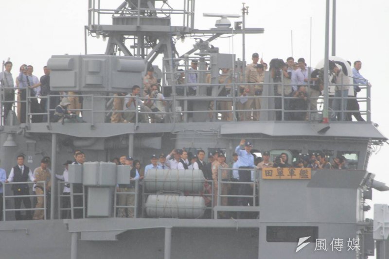 國軍聯合海巡署護漁操演，馬總統搭乘田單艦（葉信菉攝） 