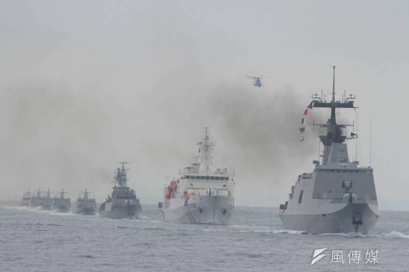 國軍聯合海巡署護漁操演,最後列隊致敬(葉信菉攝) 國軍聯合海巡署護漁操演,最後列隊致敬(葉信菉攝)