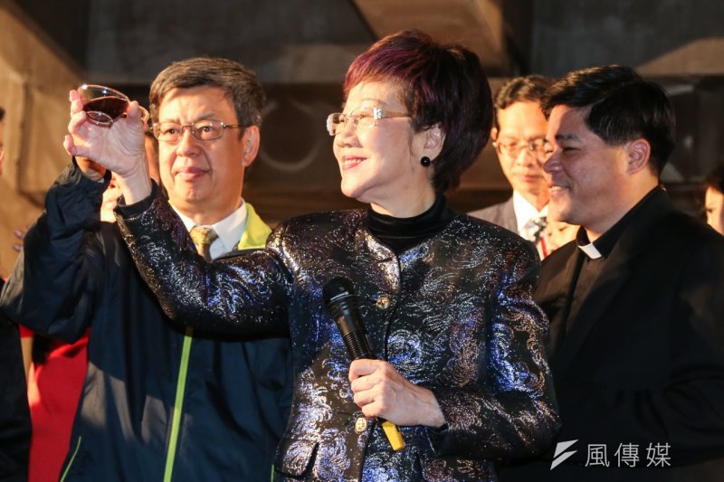 20151125-「和平無國界」燭光晚會為巴黎恐攻祈禱，呂秀蓮、陳建仁敬和平茶。（陳明仁攝）