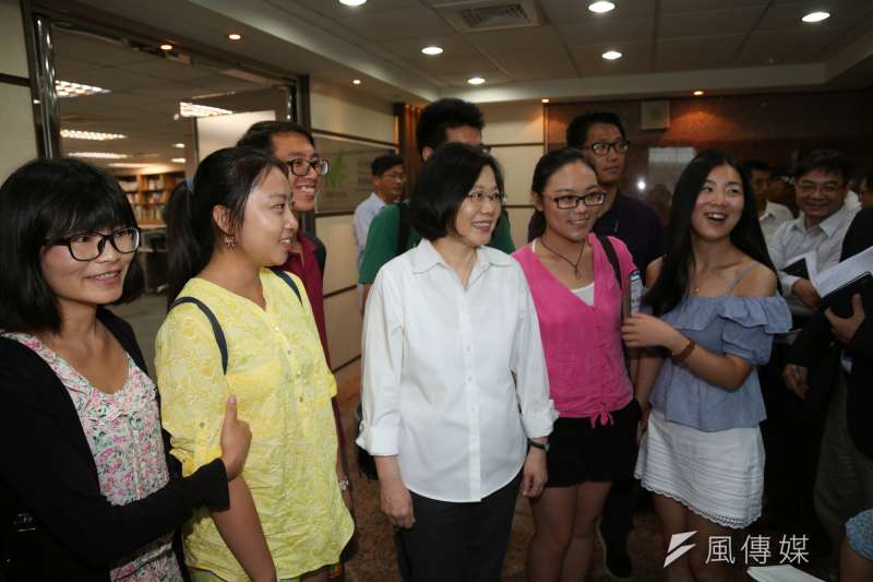 (蔡英文圖輯)20140731-SMG0019-027-反黑箱服貿民主陣線拜會民進黨主席蔡英文,陸生巧遇蔡英文開心合照-余志偉攝.jpg (蔡英文圖輯)20140731-SMG0019-027-反黑箱服貿民主陣線拜會民進黨主席蔡英文,陸生巧遇蔡英文開心合照-余志偉攝.jpg