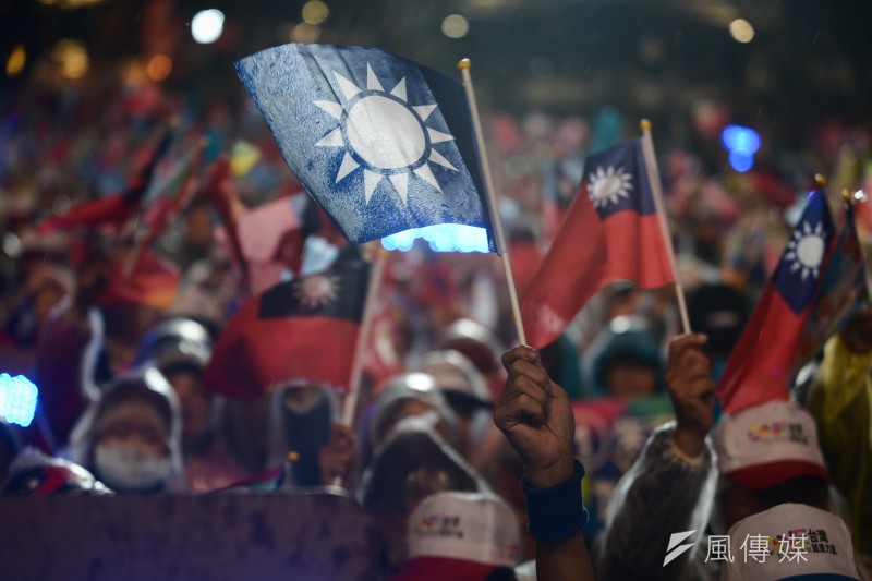 國民黨15日於板橋舉辦總統選前之夜,民眾高舉國民黨旗幟。(林俊耀攝) 國民黨15日於板橋舉辦總統選前之夜,民眾高舉國民黨旗幟。(林俊耀攝)