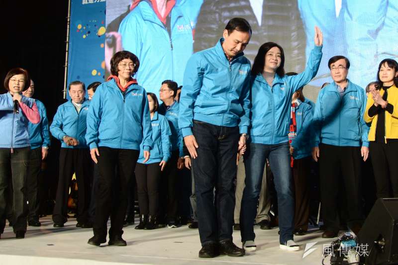 國民黨在2016總統暨立委選舉當中遭遇到前所未有的潰敗,宣布辭去黨主席的朱立倫在演說結束後向支持群眾鞠躬。(林俊耀攝) 國民黨在2016總統暨立委選舉當中遭遇到前所未有的潰敗,宣布辭去黨主席的朱立倫在演說結束後向支持群眾鞠躬。(林俊耀攝)