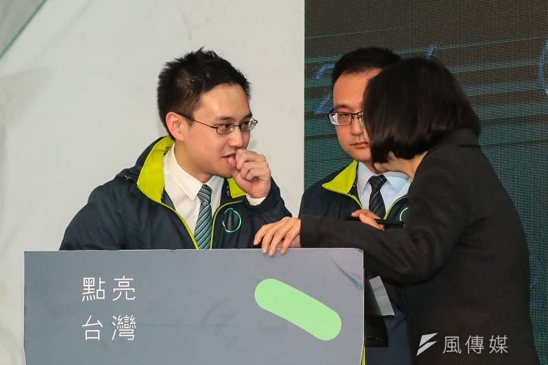 「人帥英文好」,民進黨國際部副主任趙怡翔充當小英國際記者會口譯爆紅。(顏麟宇攝) 「人帥英文好」,民進黨國際部副主任趙怡翔充當小英國際記者會口譯爆紅。(顏麟宇攝)