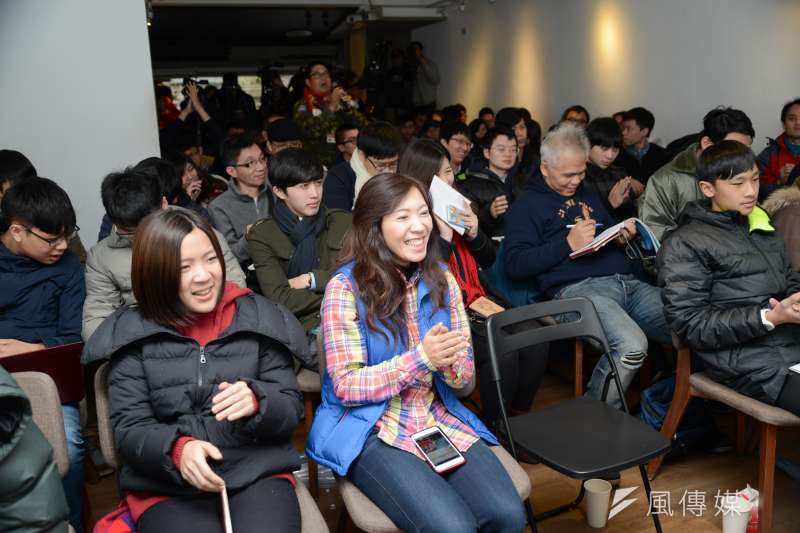 國民黨青年組成「草協聯盟」力促黨內改革,現場突有一位民眾說要「愛得鼓勵」支持國民黨內,一旁徐巧芯鼓掌叫好。(林俊耀攝) 國民黨青年組成「草協聯盟」力促黨內改革,現場突有一位民眾說要「愛得鼓勵」支持國民黨內,一旁徐巧芯鼓掌叫好。(林俊耀攝)