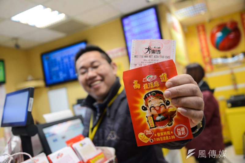 台彩今年春節祭出加碼希望能夠吸引買氣,尤其大樂透被列為這次加碼的重點,過年期間每天都開獎。(林俊耀攝) 台彩今年春節祭出加碼希望能夠吸引買氣,尤其大樂透被列為這次加碼的重點,過年期間每天都開獎。(林俊耀攝)