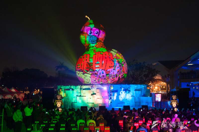 2016台北燈節主燈「福祿猴」加場秀當中,上面打上「醜醜醜醜醜」字樣。(林俊耀攝) 2016台北燈節主燈「福祿猴」加場秀當中,上面打上「醜醜醜醜醜」字樣。(林俊耀攝)