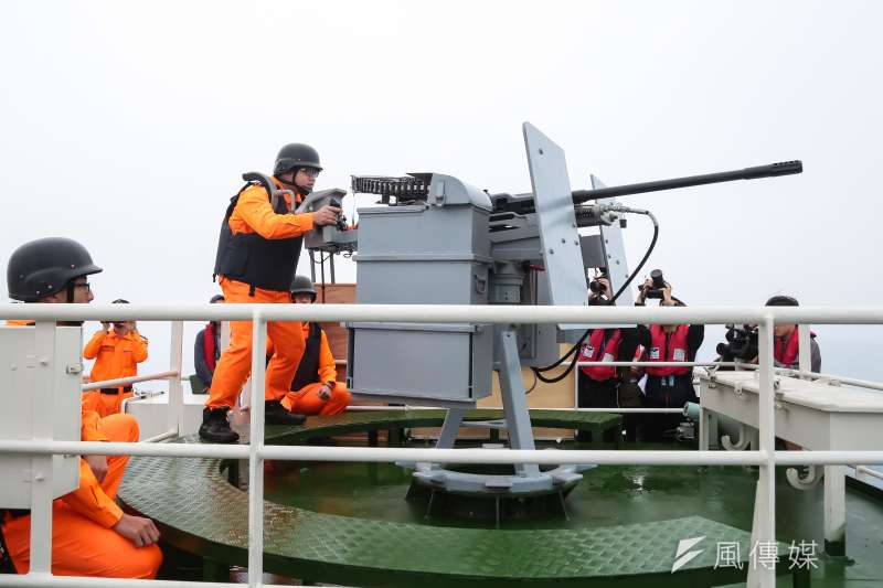 海巡署「宜蘭艦」上之國造T75-20機砲操演。（顏麟宇攝）