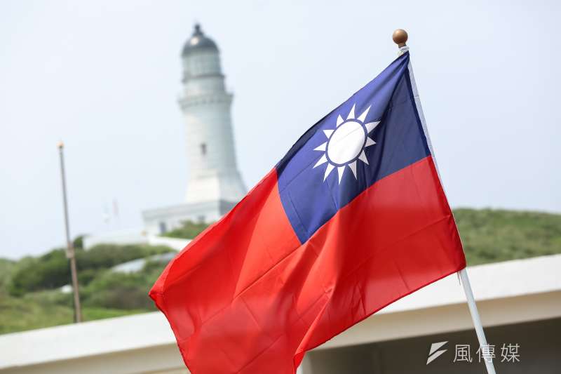 飄揚的中華民國國旗,與島上的彭佳嶼燈塔相互輝映。(顏麟宇攝) 飄揚的中華民國國旗,與島上的彭佳嶼燈塔相互輝映。(顏麟宇攝)