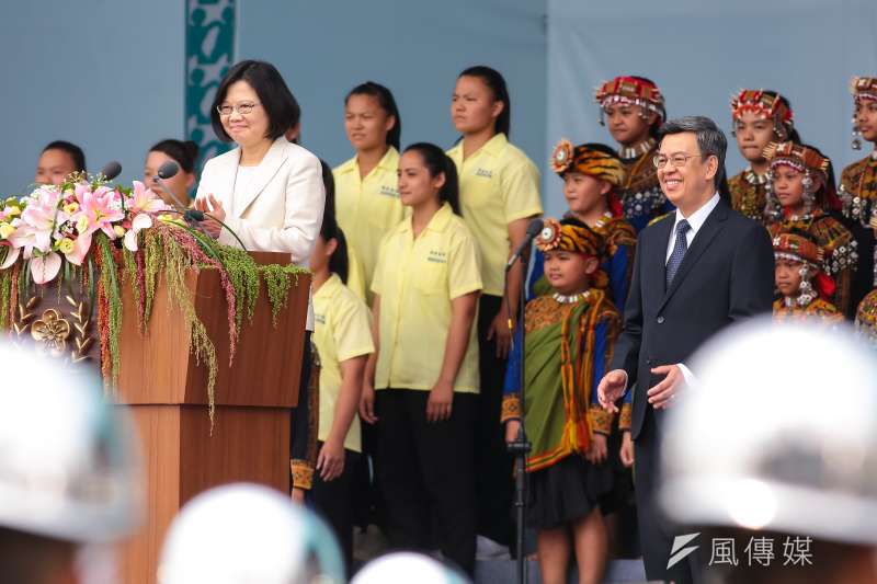 中華民國第十四任總統蔡英文於就職慶祝大會現場國歌領唱後拍手。（顏麟宇攝）