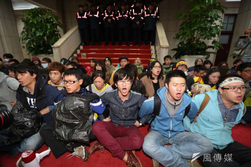 20140324-SMG0019-033-學生攻佔行政院,23日晚間12點40左右警方鎮暴部隊進入大門,學生準備被驅離-余志偉攝 20140324-SMG0019-033-學生攻佔行政院,23日晚間12點40左右警方鎮暴部隊進入大門,學生準備被驅離-余志偉攝