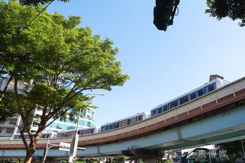 正準備行駛入台北捷運文湖線六張犁捷運站的捷運列車。(顏麟宇攝) 正準備行駛入台北捷運文湖線六張犁捷運站的捷運列車。(顏麟宇攝)