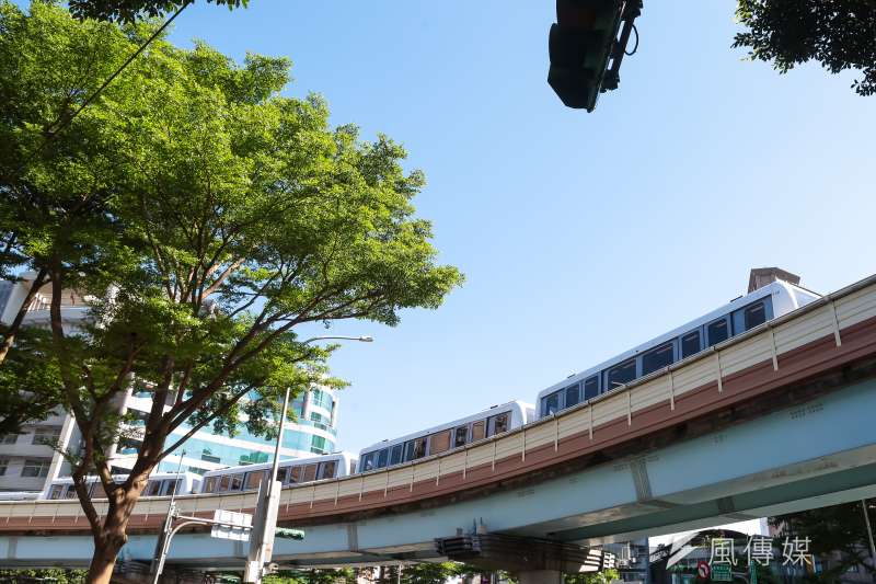 正準備行駛入台北捷運文湖線六張犁捷運站的捷運列車。（顏麟宇攝）