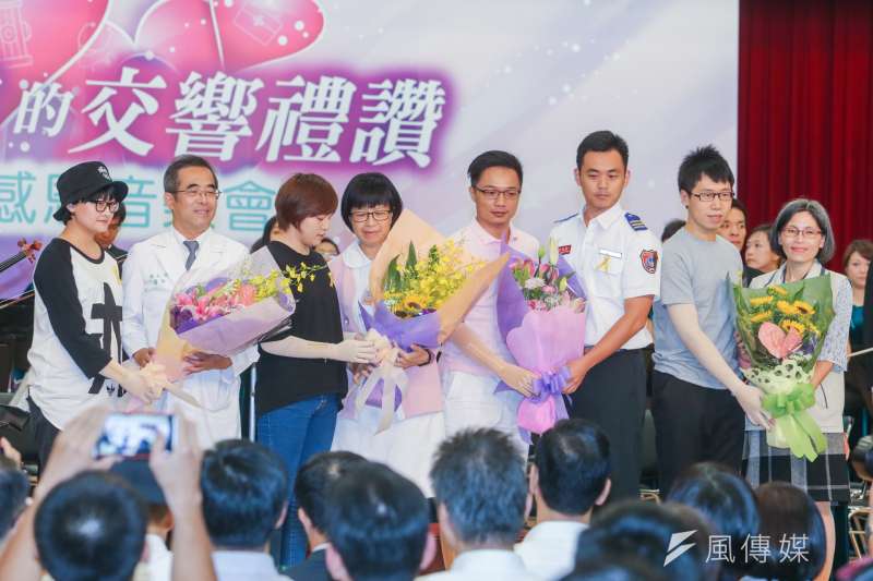 20160626-給城市英雄的交響禮讚.八仙塵爆感恩音樂會.向當時奮勇搶救的警消人員獻花致敬.(陳明仁攝) 20160626-給城市英雄的交響禮讚.八仙塵爆感恩音樂會.向當時奮勇搶救的警消人員獻花致敬.(陳明仁攝)