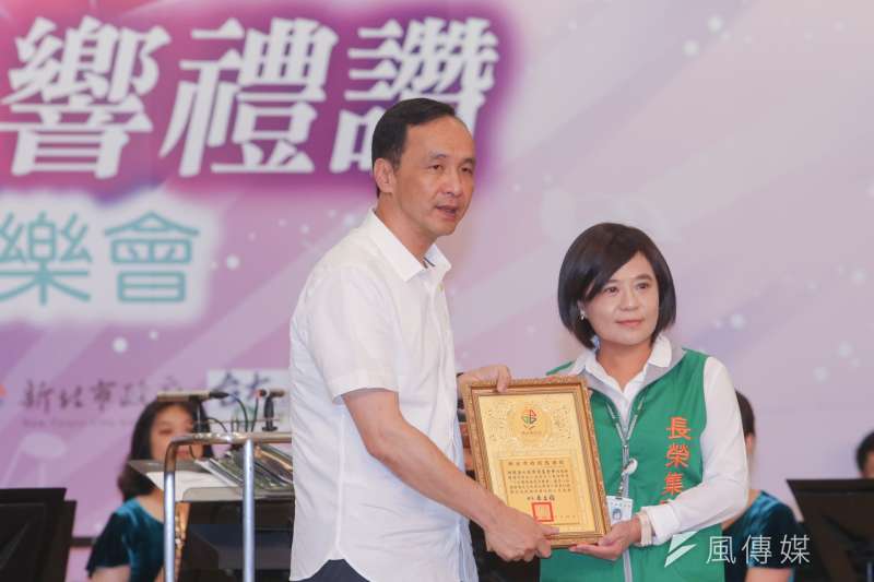 20160626-給城市英雄的交響禮讚.八仙塵爆感恩音樂會.新北市市長朱立倫表揚張榮發文教基金會.由執行長.鍾德美代表接受.(陳明仁攝) 20160626-給城市英雄的交響禮讚.八仙塵爆感恩音樂會.新北市市長朱立倫表揚張榮發文教基金會.由執行長.鍾德美代表接受.(陳明仁攝)