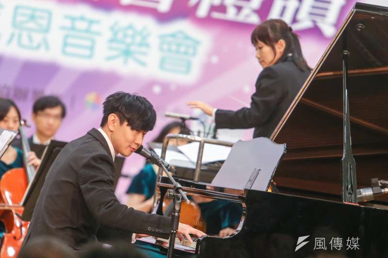 20160626-給城市英雄的交響禮讚.八仙塵爆感恩音樂會.甫奪金曲歌王的林俊傑(JJ).現場演唱為塵爆傷友創作的歌曲「I Pray For You」.(陳明仁攝) 20160626-給城市英雄的交響禮讚.八仙塵爆感恩音樂會.甫奪金曲歌王的林俊傑(JJ).現場演唱為塵爆傷友創作的歌曲「I Pray For You」.(陳明仁攝)