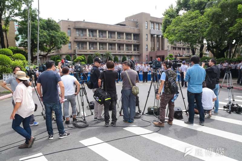 各家媒體30日一早便一字排開於行政院前,準備採訪行政院前抗議行動。(顏麟宇攝) 各家媒體30日一早便一字排開於行政院前,準備採訪行政院前抗議行動。(顏麟宇攝)