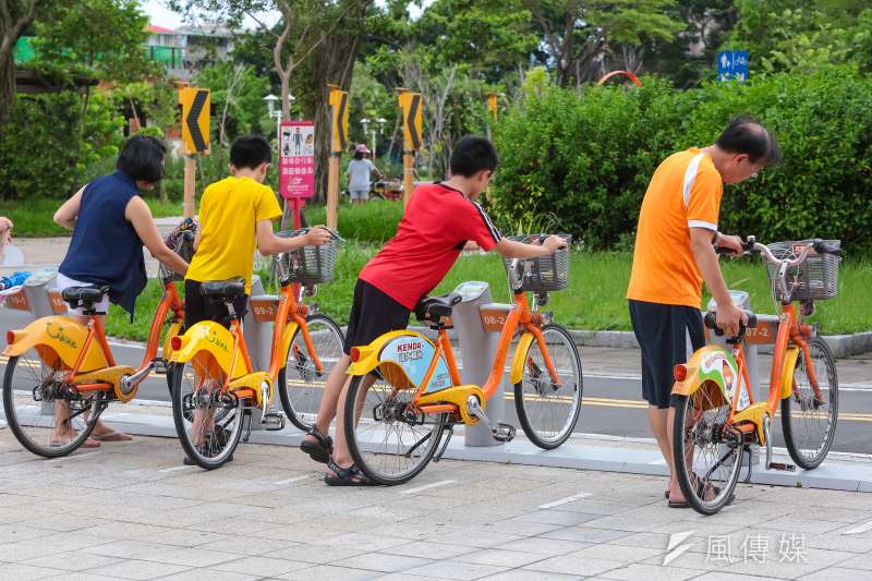 YouBike專題，圖為臺北市客家文化主題公園租賃站，一家人一起將YouBike歸還至租借站。（顏麟宇攝）