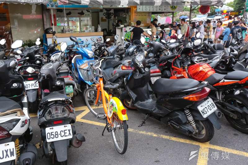 YouBike專題，圖為汀州路三段及羅斯福路三段316巷交叉口，有一輛YouBike和眾多機車一般違停在路旁。（顏麟宇攝）