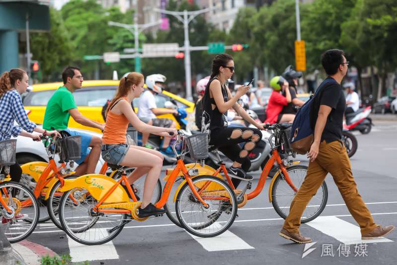 YouBike專題,圖為位於和平東路新生南路交叉口,外籍民眾騎乘YouBike時使用手機的錯誤動作。(顏麟宇攝) YouBike專題,圖為位於和平東路新生南路交叉口,外籍民眾騎乘YouBike時使用手機的錯誤動作。(顏麟宇攝)