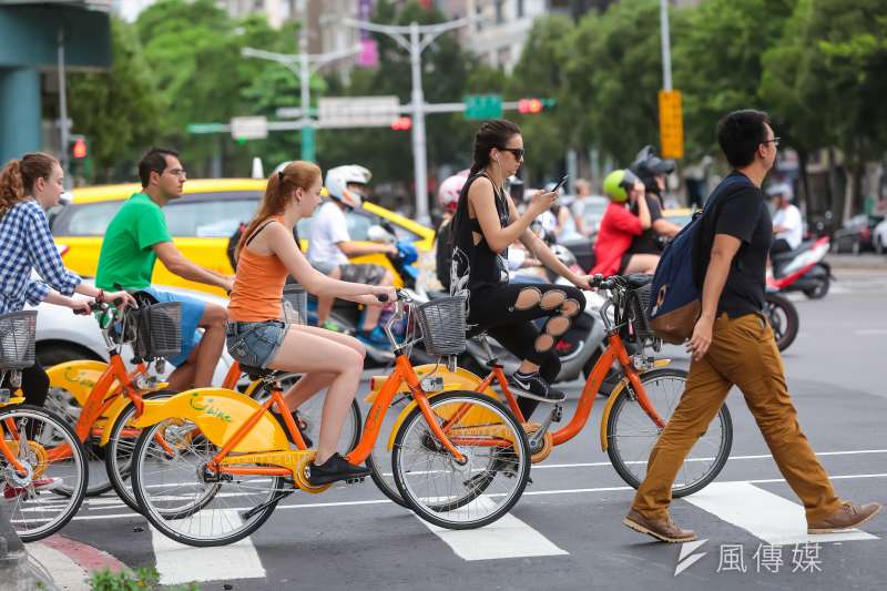 YouBike專題，圖為位於和平東路新生南路交叉口，外籍民眾騎乘YouBike時使用手機的錯誤動作。（顏麟宇攝）