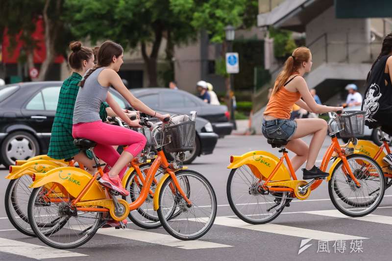 YouBike專題，圖為位於和平東路新生南路交叉口，外籍民眾騎乘YouBike通過和平東路。（顏麟宇攝）